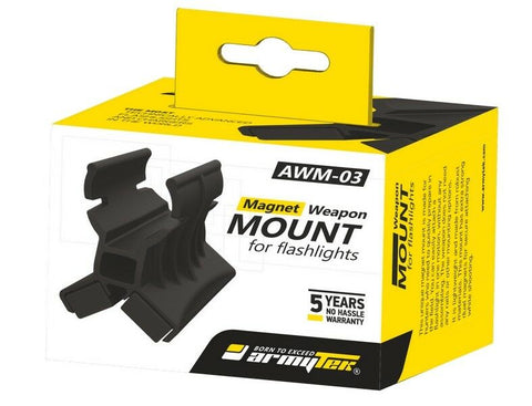 Magnet mount for flashlight