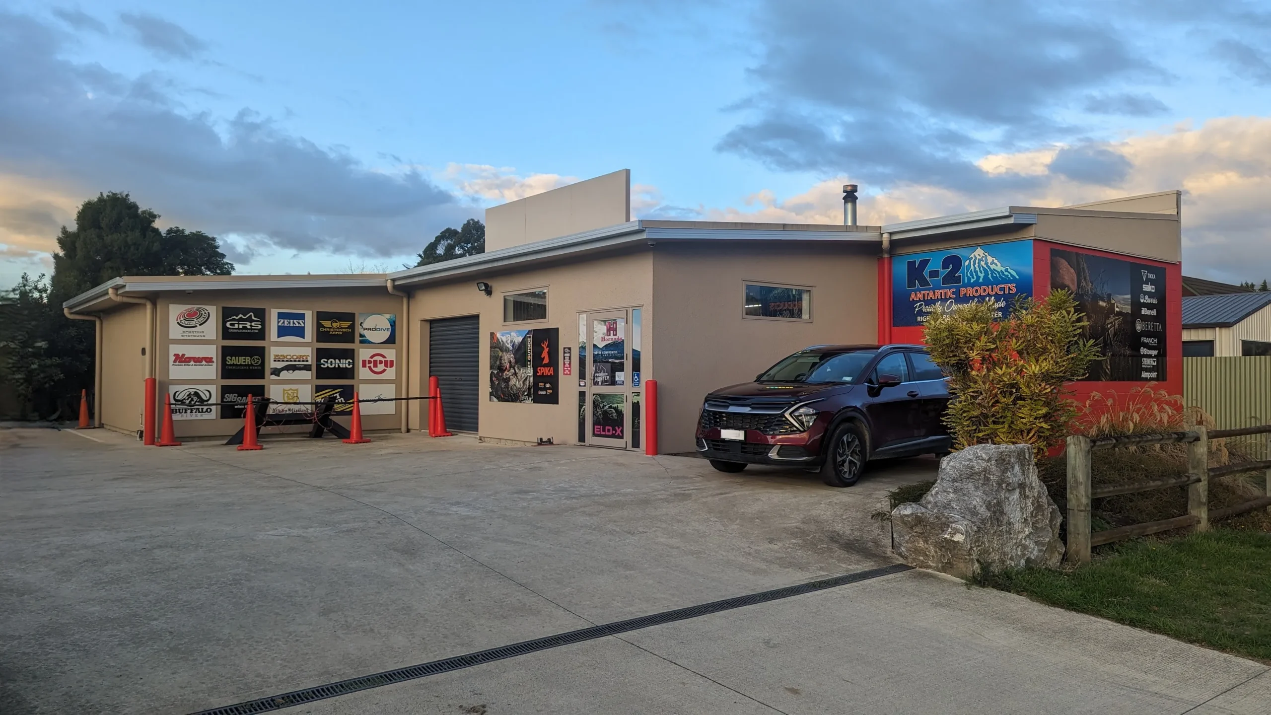 Photo of the outside of Kelly Country Shop